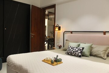 Room in 4 BHK Apartment at Vastrapur – for Rent