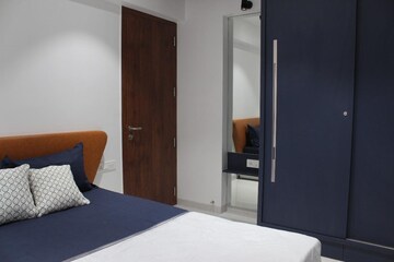 Room in 4 BHK Apartment at Vastrapur – for Rent