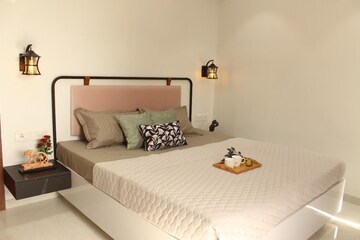 Bedroom in 4 BHK Apartment at Vastrapur – for Rent