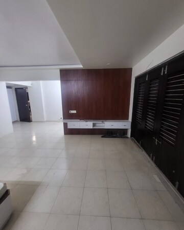 Room in 4 BHK Apartment at Vastrapur – for Rent
