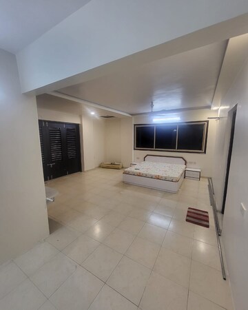 Room in 4 BHK Apartment at Vastrapur – for Rent