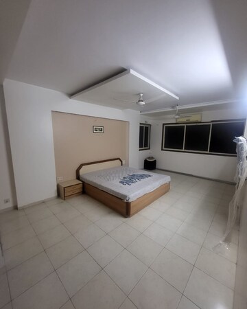 Room in 4 BHK Apartment at Vastrapur – for Rent