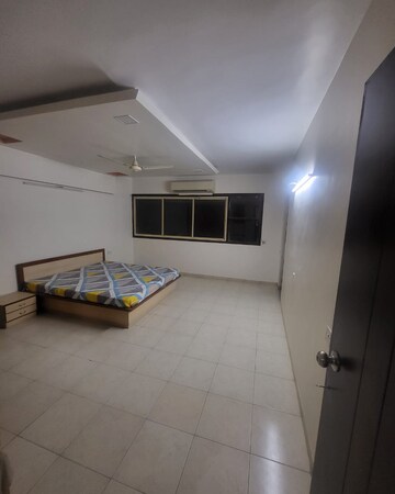 Room in 4 BHK Apartment at Vastrapur – for Rent
