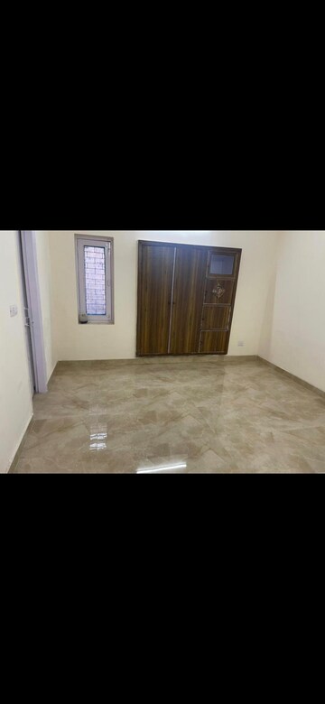 Room in 4 BHK Builder Floor at Lokvihar Apartment, Pitampura – for Rent