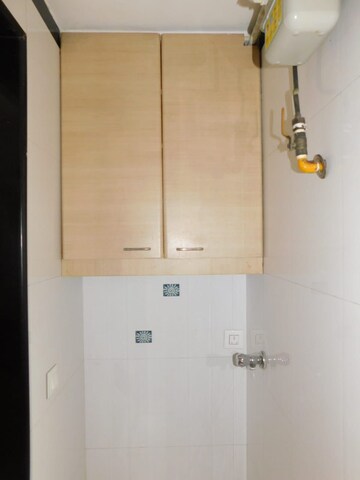 Furnished Amenities in 2 BHK Apartment at Raheja Sherwood, Goregaon East – for Rent