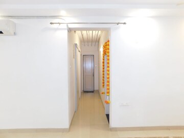 Room in 2 BHK Apartment at Raheja Sherwood, Goregaon East – for Rent