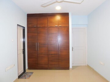 Room in 2 BHK Apartment at Raheja Sherwood, Goregaon East – for Rent