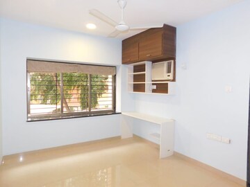 Bedroom in 2 BHK Apartment at Raheja Sherwood, Goregaon East – for Rent