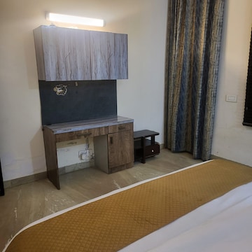 Furnished Amenities in 3 BHK Builder Floor at RWA Kalkaji DDA Flats L1 & L2, Govindpuri – for Rent