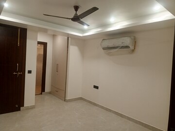 Room in 4 BHK Apartment at EWS Apartment, Sector 52 – for Rent