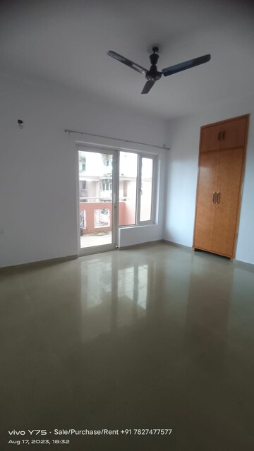 Room in 3 BHK Apartment at Umang Summer Palms, Sector 86 – for Rent
