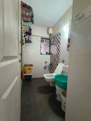 Master Bedroom in 2.5 BHK Apartment at Ghatkopar Gateway, Ghatkopar East – for Rent