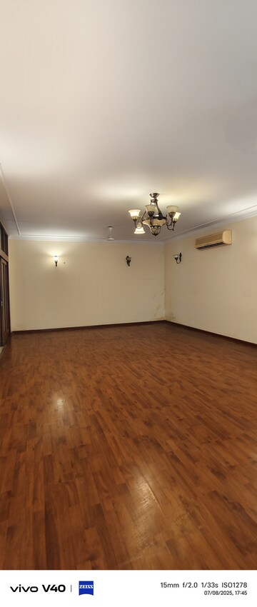 Room in 3 BHK Builder Floor at Defence Colony – for Rent