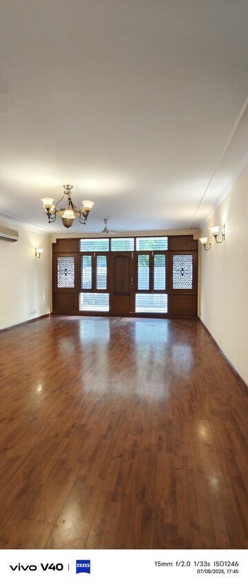 Room in 3 BHK Builder Floor at Defence Colony – for Rent