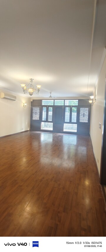 Room in 3 BHK Builder Floor at Defence Colony – for Rent