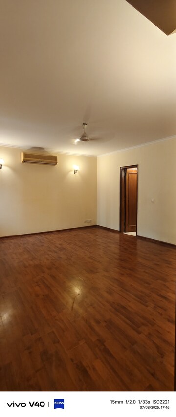 Room in 3 BHK Builder Floor at Defence Colony – for Rent