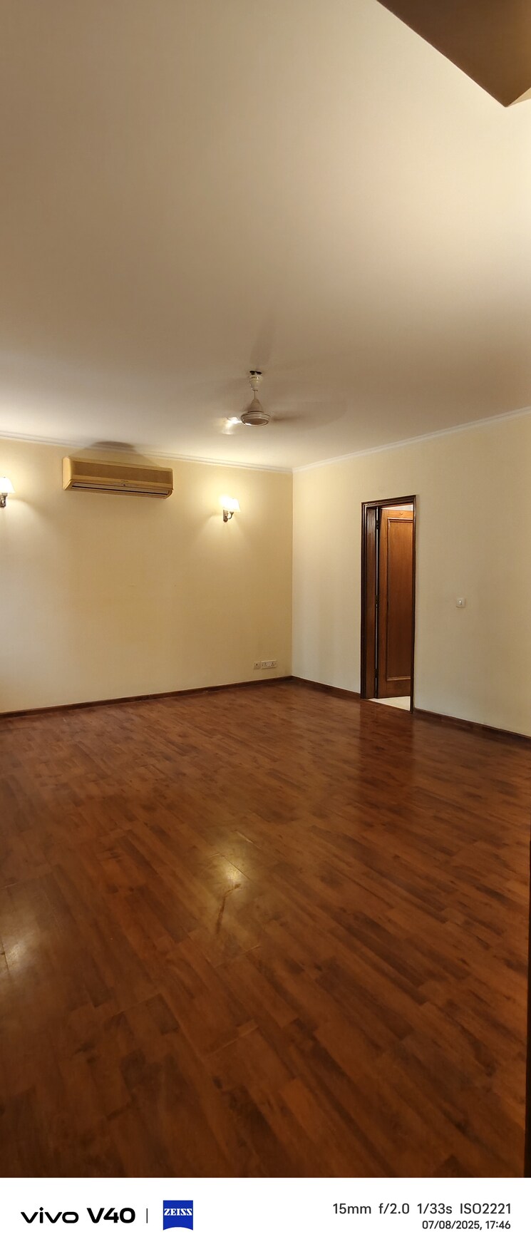 Room, defence colony 3 Bedroom 2000 Sq.Ft. Builder Floor In Defence Colony Delhi 9005700