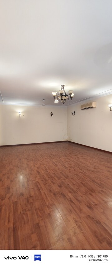 Room in 3 BHK Builder Floor at Defence Colony – for Rent