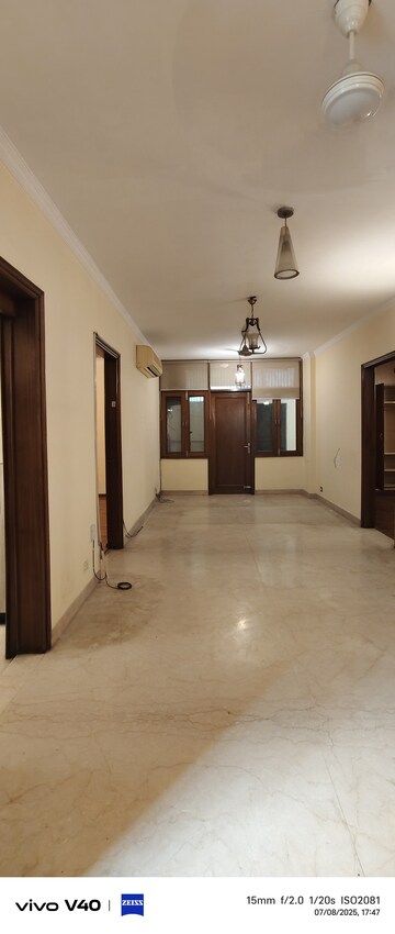 Room in 3 BHK Builder Floor at Defence Colony – for Rent