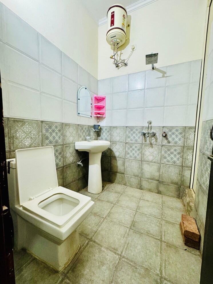 Bathroom, ludhiana chandigarh hwy 2 Bedroom 100 Sq.Yd. Apartment In LudhianA Chandigarh Hwy Mohali 9005757