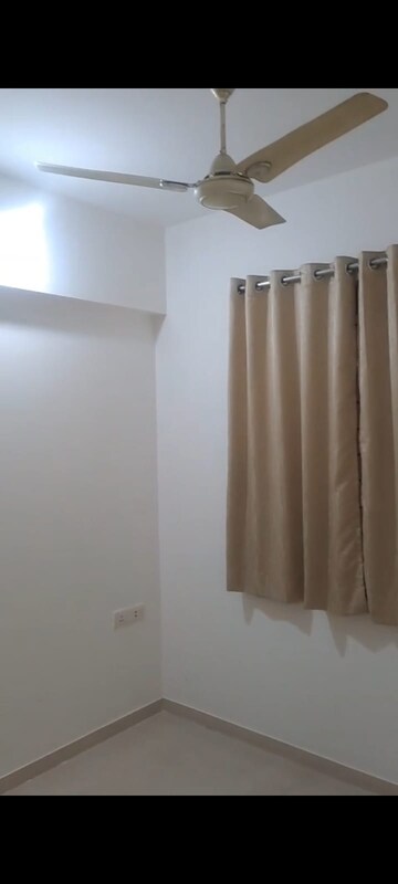 Room in 2.5 BHK Apartment at Neelkanth Palms Phase 2, Thane West – for Rent