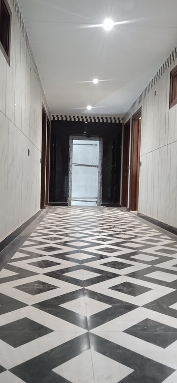 Building Lobby in 2 BHK Builder Floor at Mahavir Enclave 1 – for Sale
