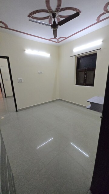 Room in 2.5 BHK Builder Floor at Dayanand Colony – for Rent