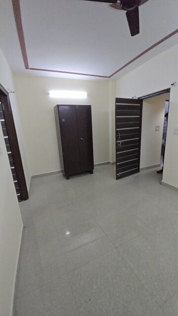 Furnished Amenities in 2.5 BHK Builder Floor at Dayanand Colony – for Rent