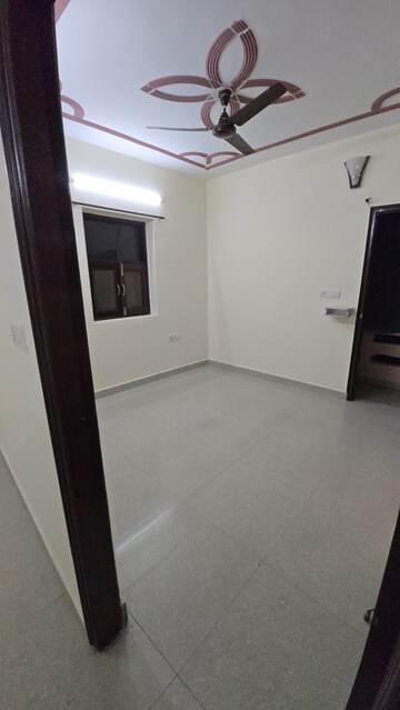 Furnished Amenities in 2.5 BHK Builder Floor at Dayanand Colony – for Rent