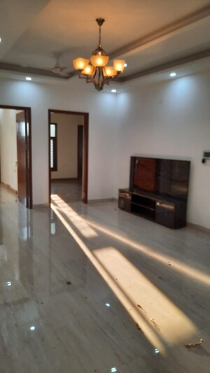 Room in 3 BHK Builder Floor at Parklands, Sector 85 – for Sale