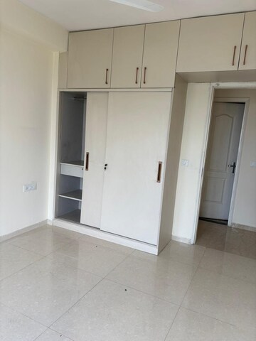 Room in 3 BHK Apartment at Omaxe The Palace, Gomti Nagar – for Rent