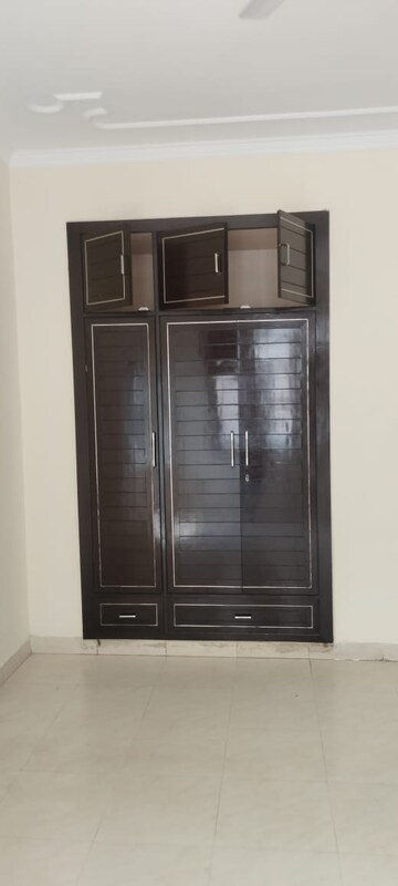 Furnished Amenities in 3 BHK Apartment at Park Royal Apartment, Sector 56 – for Rent