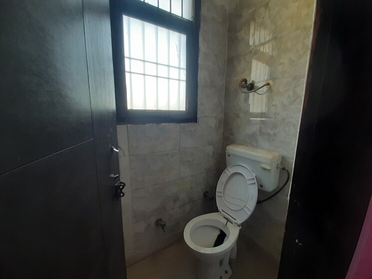 Bathroom, maidan garhi 2 Bedroom 85 Sq.Yd. Builder Floor In Maidan Garhi Delhi 9005901