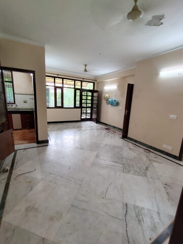 Room in 2.5 BHK Builder Floor at Uppal Southend, Sector 49 – for Rent