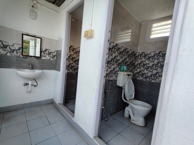 Bathroom, nungambakkam Commercial Office Space in IT/SEZ 1500 Sq.Ft. In Nungambakkam Chennai 9005997