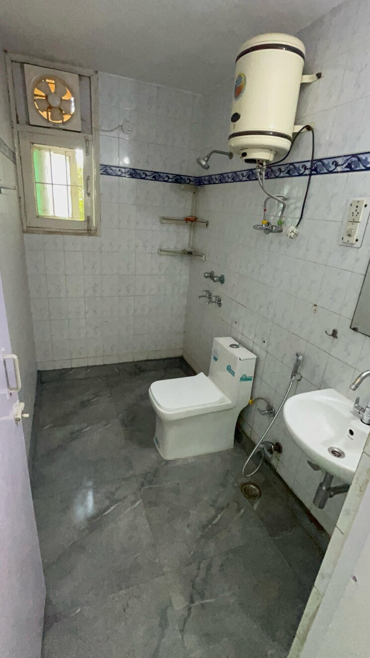 Bathroom, karam-hi-dharam-apartment 3 Bedroom 2150 Sq.Ft. Apartment In Sector 55 Gurgaon 9005986