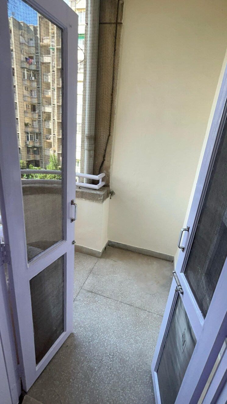 Balcony, karam-hi-dharam-apartment 3 Bedroom 2150 Sq.Ft. Apartment In Sector 55 Gurgaon 9005986