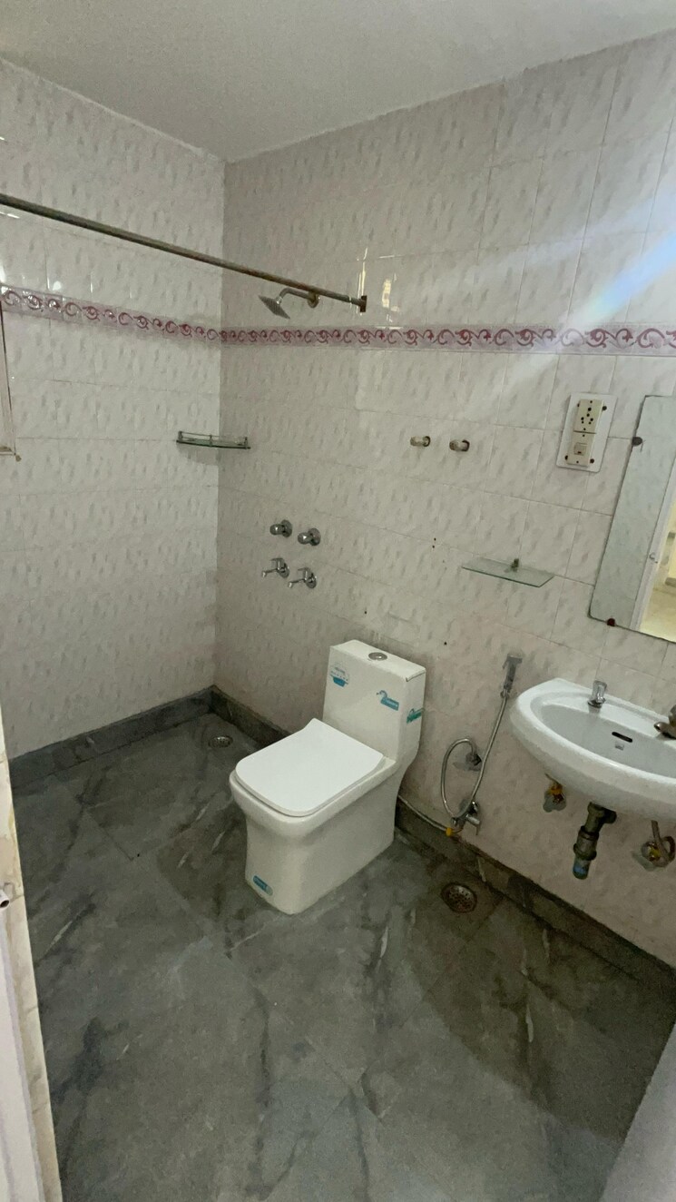 Bathroom, karam-hi-dharam-apartment 3 Bedroom 2150 Sq.Ft. Apartment In Sector 55 Gurgaon 9005986
