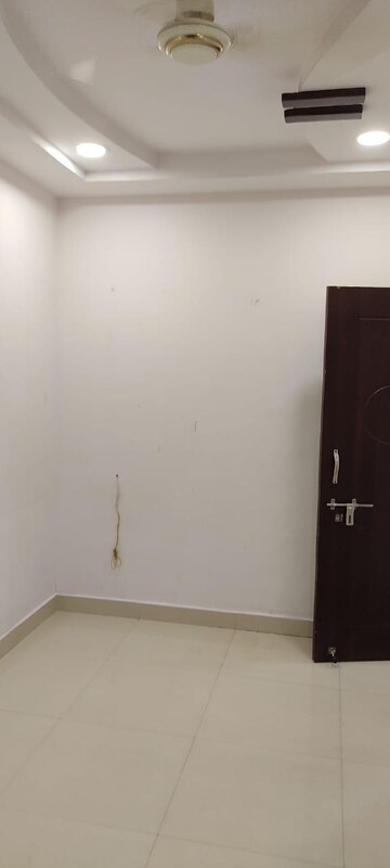Room in 3 BHK Apartment at Narendra Nagar – for Rent