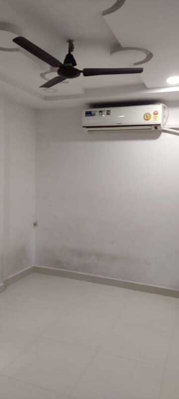Room in 3 BHK Apartment at Narendra Nagar – for Rent
