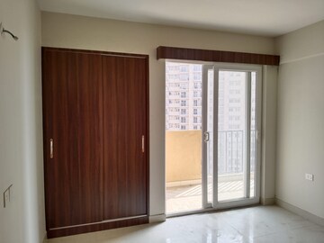 Room in 3 BHK Apartment at Tata Eureka Park, Sector 150 – for Rent