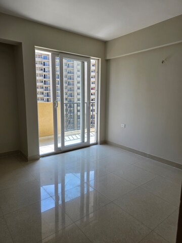 Room in 3 BHK Apartment at Tata Eureka Park, Sector 150 – for Rent