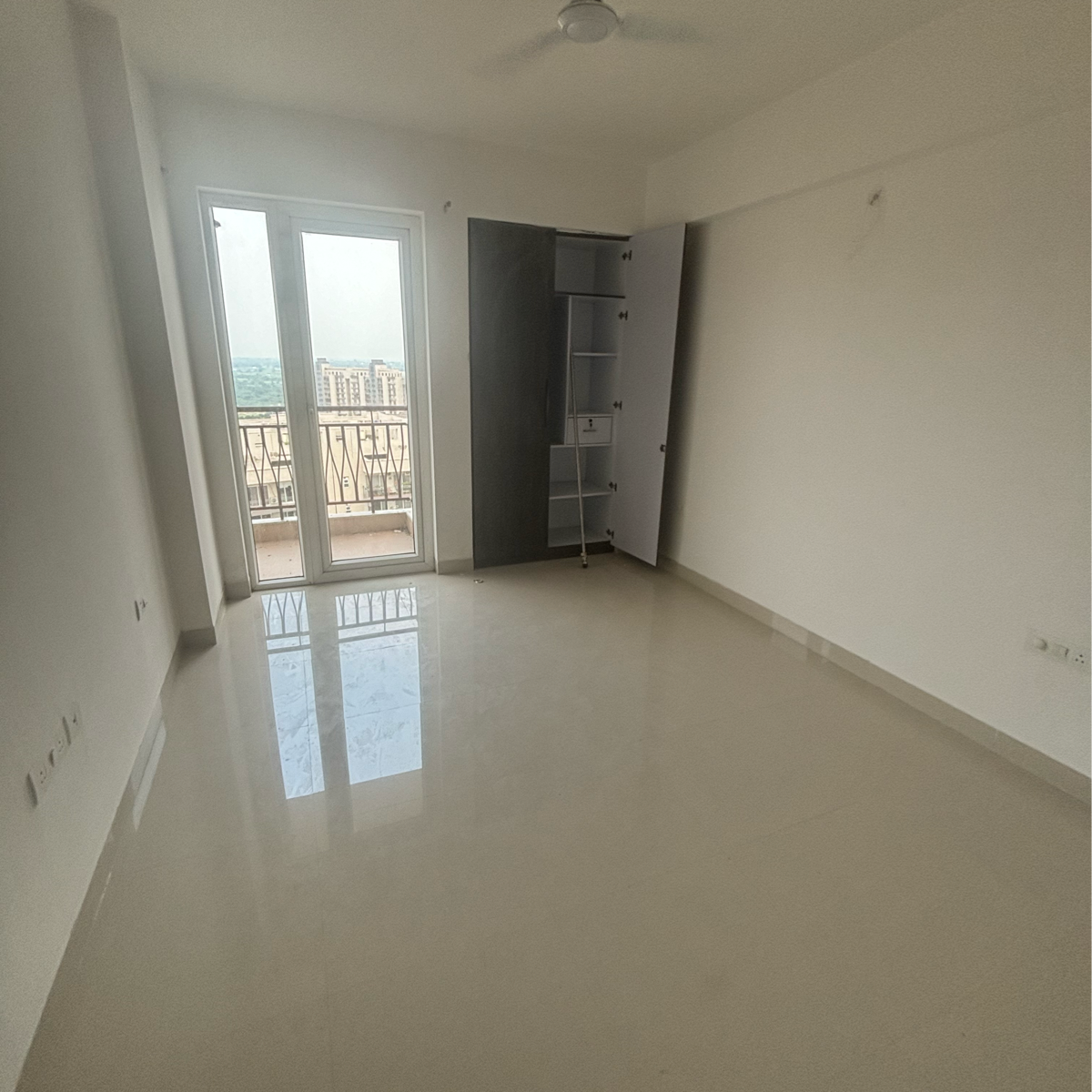3 BHK + Servant Room Apartment For Rent in Shalimar Oneworld Vista