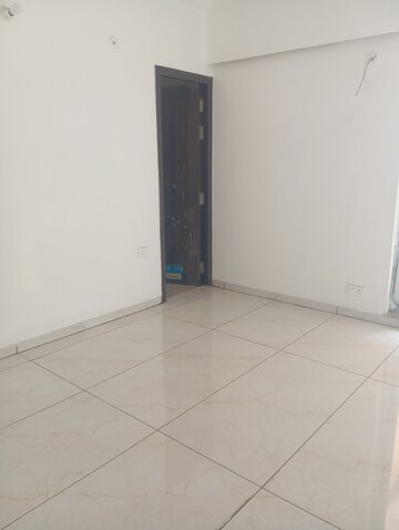 Room in 3.5 BHK Apartment at Omaxe R2, Gomti Nagar – for Rent
