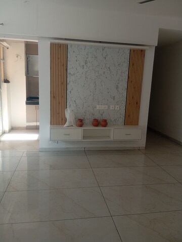 Room in 3.5 BHK Apartment at Omaxe R2, Gomti Nagar – for Rent