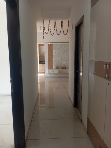 Building Lobby in 3.5 BHK Apartment at Omaxe R2, Gomti Nagar – for Rent