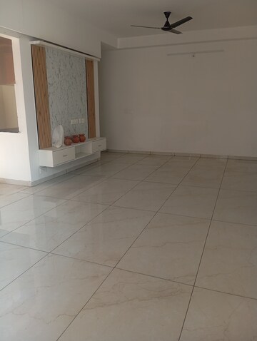 Room in 3.5 BHK Apartment at Omaxe R2, Gomti Nagar – for Rent