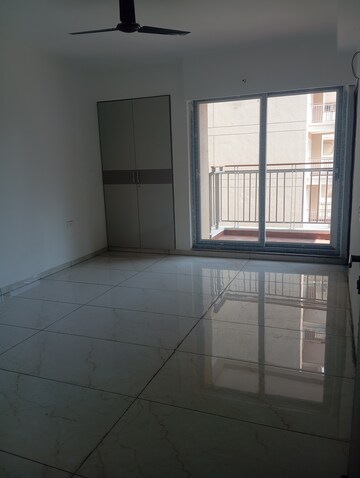 Room in 3.5 BHK Apartment at Omaxe R2, Gomti Nagar – for Rent
