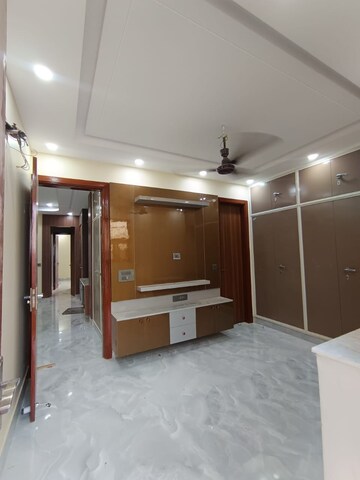 Room in 3 BHK Apartment at Jahaz Apartments, Paschim Vihar – for Rent