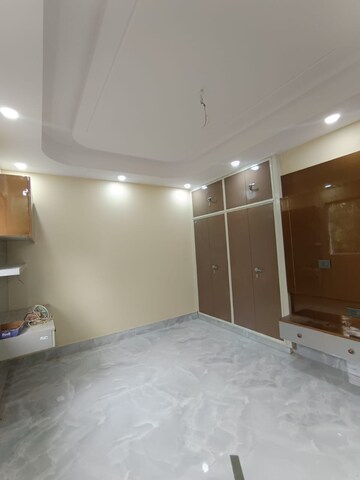 Room in 3 BHK Apartment at Jahaz Apartments, Paschim Vihar – for Rent